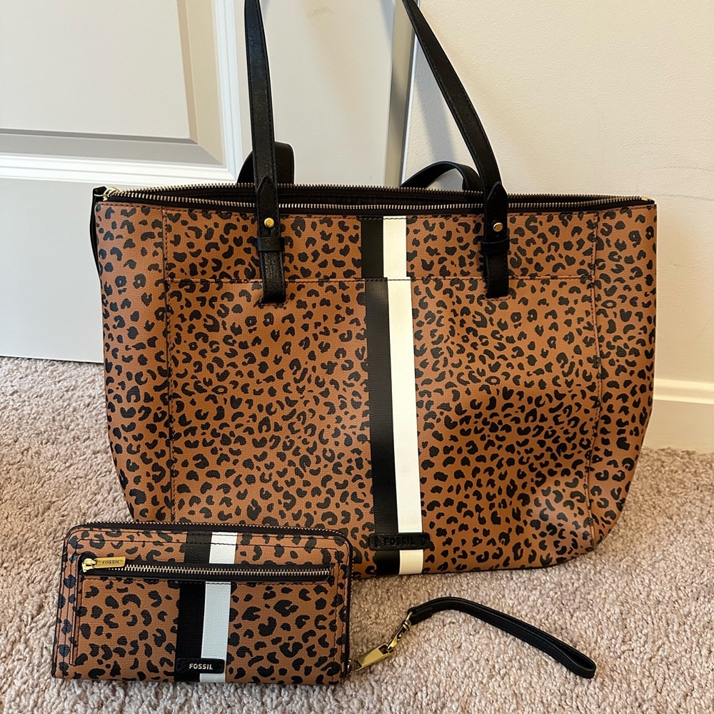 Fossil tote and wristlet in leopard 🐆